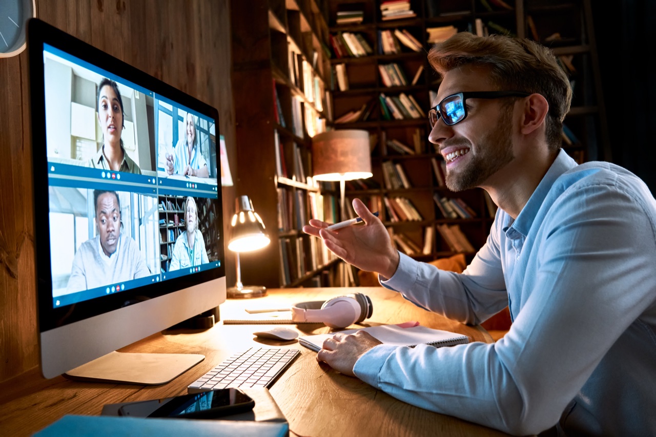 Mann im Homeoffice bei einer Videokonferenz am Laptop