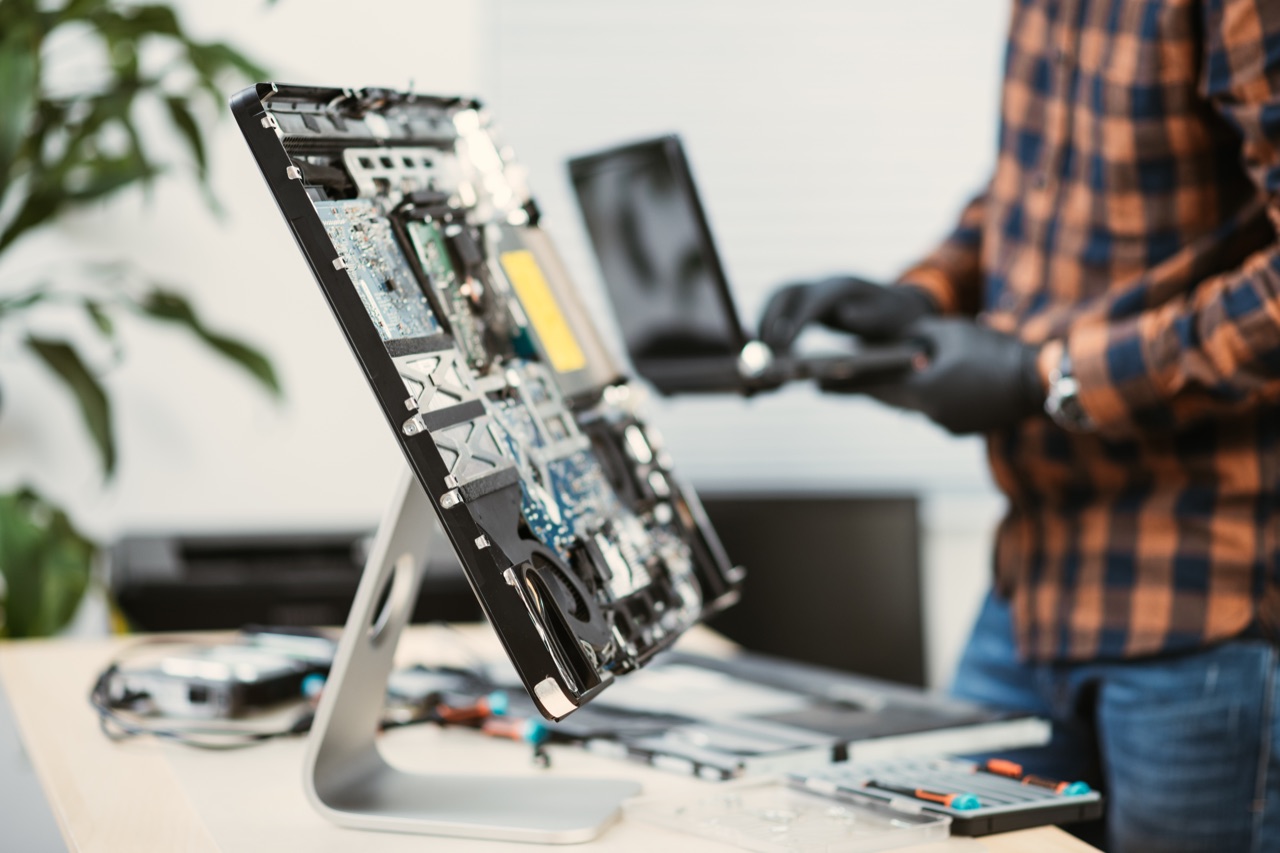 Reparatur an einem geöffneten iMac