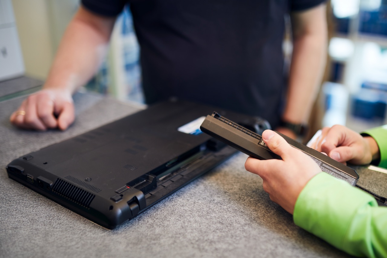 Unterseite eines Notebooks wird in der Werkstatt geöffnet