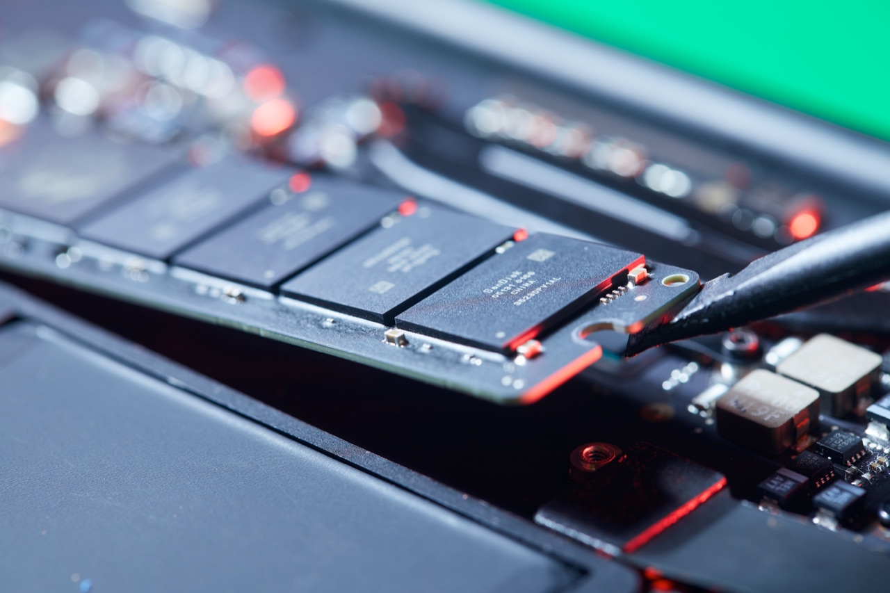 SSD und Arbeitsspeicher mit Werkzeug, Nahaufnahme
